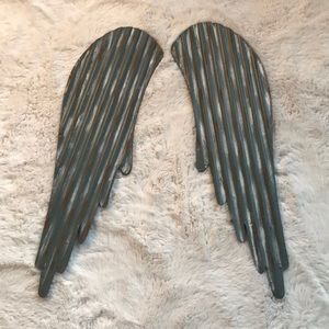 Metal wings wall decor